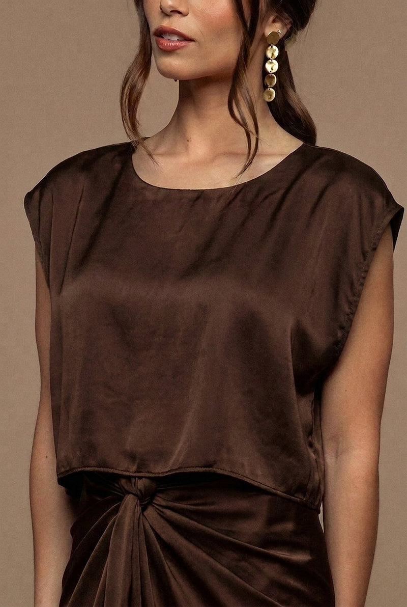 Top met open hals in chocoladebruin By Louise